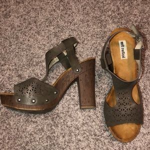 NOT RATED SIZE 8 wood heel sandal